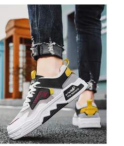 Vista dettagliata delle sneaker in mesh bianco traspirante con design in stile street