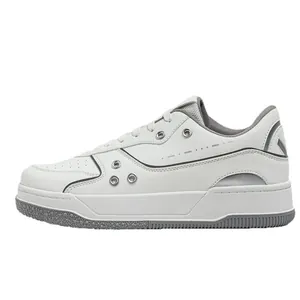 Eleganti sneaker basse in pelle bianca con inserti irregolari e occhielli metallici