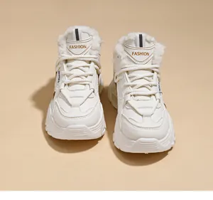 Vue de face de baskets d'hiver blanches à semelles épaisses avec doublure en fourrure.