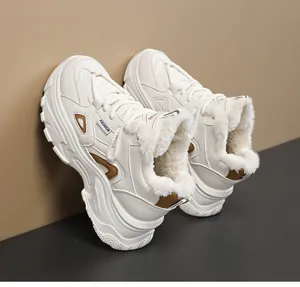 Vue détaillée de baskets compensées d'hiver blanches avec doublure épaisse en fausse fourrure
