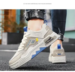 Primo piano di sneakers da uomo in mesh traspirante con dettagli beige e blu