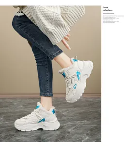 Vue détaillée de baskets à plateforme blanches avec accents bleus et doublure en fourrure.
