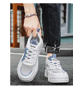 Vista dettagliata delle sneakers da uomo in mesh bianco traspirante con dettagli blu