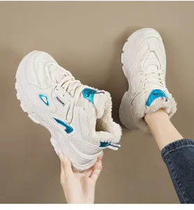 Vue détaillée des baskets à plateforme d'hiver blanches avec doublure en peluche douce