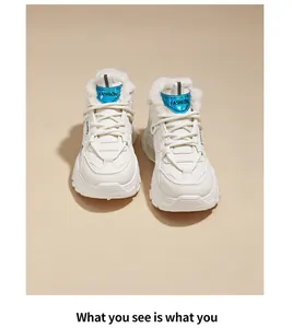 Vue de face des baskets d'hiver à plateforme blanches avec des détails bleus et fourrure