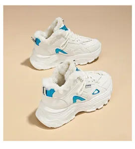 Détail latéral de baskets à plateforme blanches d'hiver avec doublure en fausse fourrure