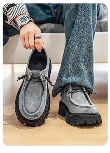 Mocasines de ante gris para hombre con suela de tacos negra gruesa para un look casual.