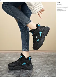 Vue de côté des baskets compensées noires pour femmes avec accents bleus et fourrure.