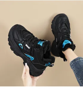 Gros plan de baskets d'hiver noires tendance pour femmes avec doublure en fourrure
