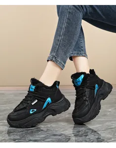Vue détaillée de baskets à plateforme d'hiver noires avec accents bleus et fourrure