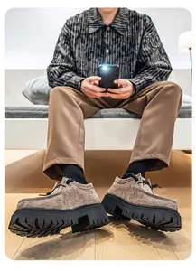 Vista detallada de zapatos de plataforma de ante para hombre llevados por un modelo