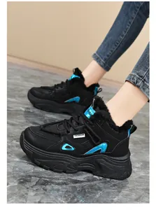 Détail de baskets d'hiver noires pour femmes avec doublure en fourrure et accents bleus