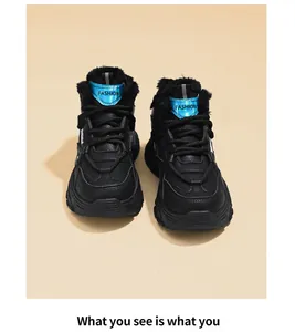 Vue de face de baskets d'hiver noires pour femmes avec doublure en fausse fourrure chaude
