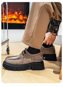 Vista lateral de zapatos de ante para hombre de alta calidad con suelas de plataforma negras