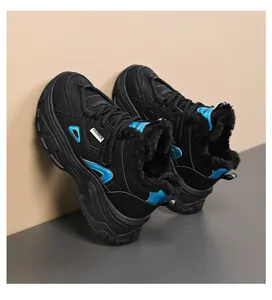 Détail latéral des baskets à plateforme hivernales noires pour femmes avec accents bleus
