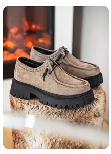 Detalle de mocasines de ante para hombre en color topo con suela de plataforma negra