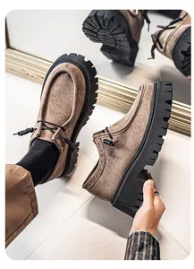 Vista detallada de zapatos de plataforma de ante marrón para hombre con suela gruesa.