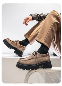 Vista detallada de mocasines de ante marrón para hombre con suelas de plataforma negras.