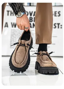 Primer plano de mocasines con plataforma de gamuza marrón para hombre con suela de tacos