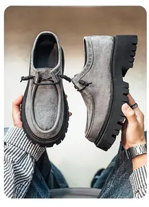 Detalle de los mocasines de ante gris de alta calidad para hombre con suelas negras gruesas