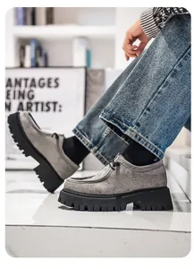 Vista detallada de elegantes mocasines con plataforma de ante gris para hombre en gradas