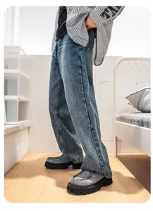 Detalle lateral de zuecos con plataforma de gamuza gris para hombre con suela track