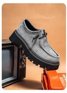 Foto profesional de mocasines de ante gris para hombre con suelas gruesas y accesorios retro