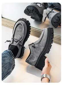 Vista lateral de zapatos de gamuza gris premium para hombre con suela gruesa negra