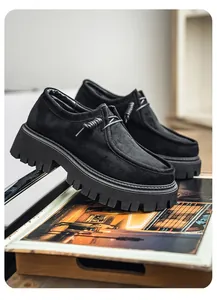 Primer plano lateral de mocasines de ante negro con suela de plataforma gruesa para hombre