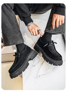 Primer plano de zapatos de plataforma para hombre en ante negro con suela gruesa