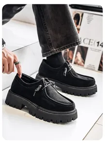 Vista detallada de mocasines de plataforma en ante negro para hombre con suela track