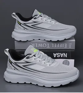 Vista detallada de zapatillas de deporte de malla gris ligeras y transpirables de hombre