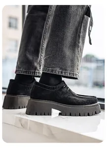 Vista detallada de mocasines de plataforma para hombre en ante negro con suela dentada