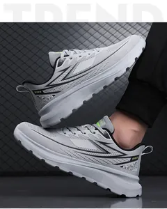 Detalle de primer plano de zapatillas grises de fly-knit para hombre con acentos negros