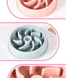 Nahaufnahme von maze-style Anti-Schling-Futternäpfen für Haustiere in Rosa und Blau