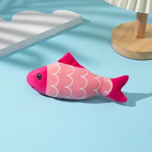 Vista dettagliata di un gioco per gatti in peluche a forma di pesce rosa con squame