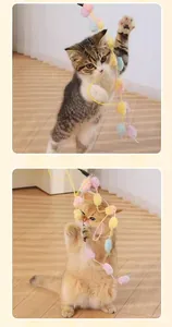 Gattini che giocano con bacchetta interattiva con palline di peluche colorate e campanelli