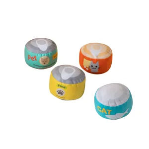 Cuatro peluches de catnip para gatos con forma de latas de comida y cascabeles incorporados