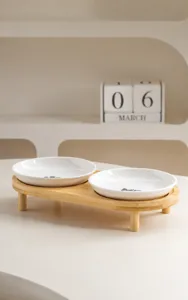 Détails de deux gamelles en céramique sur support en bambou avec glaçure blanche.