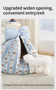 Vista dettagliata di una tenda per animali blu semichiusa con fiocco e stampa di orso