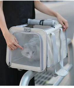 Bolsa de transporte plegable para mascotas con malla transpirable y gato dentro