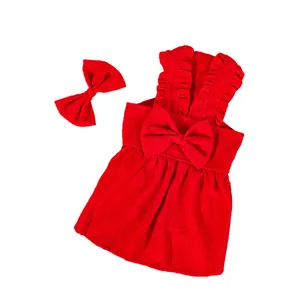 Elegante rode hondenjurk in prinsessenstijl met grote strik en bijpassende haaraccessoire.