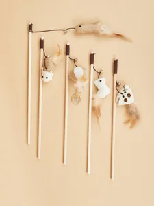 Natuurlijke houten kattenhengels met linnen speeltjes en veren voor katten.