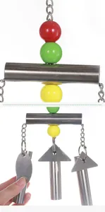 Vue détaillée d'un jouet pour perroquets en acier inoxydable avec perles colorées