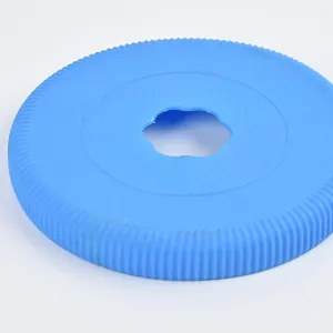 Detalle macro de un anillo de base de silicona azul antideslizante para cuencos de mascotas