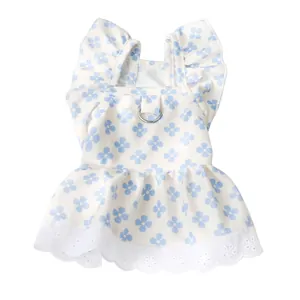 Robe de princesse blanche pour animal avec trèfle bleu et dentelle pour petit chien.