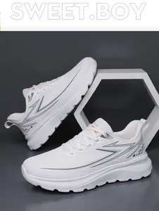 Vista detallada de zapatillas de malla tejida blanca ligeras y transpirables con gris.