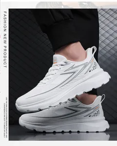 Detalle de cerca de zapatillas de malla blanca transpirable con gráficos laterales