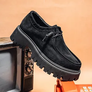 Mocasines de ante negro para hombre con suela gruesa en un entorno de estudio retro