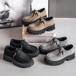 Zapatos de gamuza premium para hombre con suelas de plataforma ligeras en tres colores.